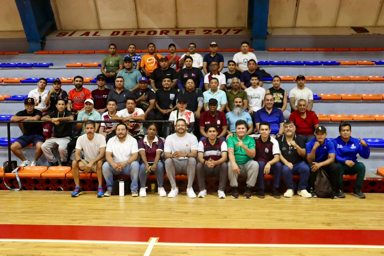 Entrenadores y deportistas durante una de las sesiones de capacitación de Boxeo en Chetumal.