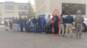 Elementos de la Fiscalía General de Justicia del Estado de Michoacán realizando diligencias.