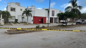 Elementos de la Fiscalía General del Estado ejecutan la orden de cateo en la Supermanzana 203.