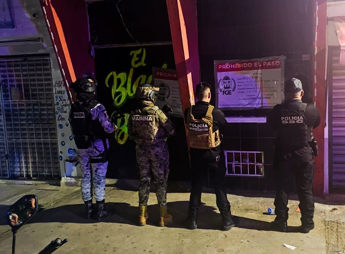 Elementos de seguridad custodiando el bar cateado en la Supermanzana 93 de Cancún.