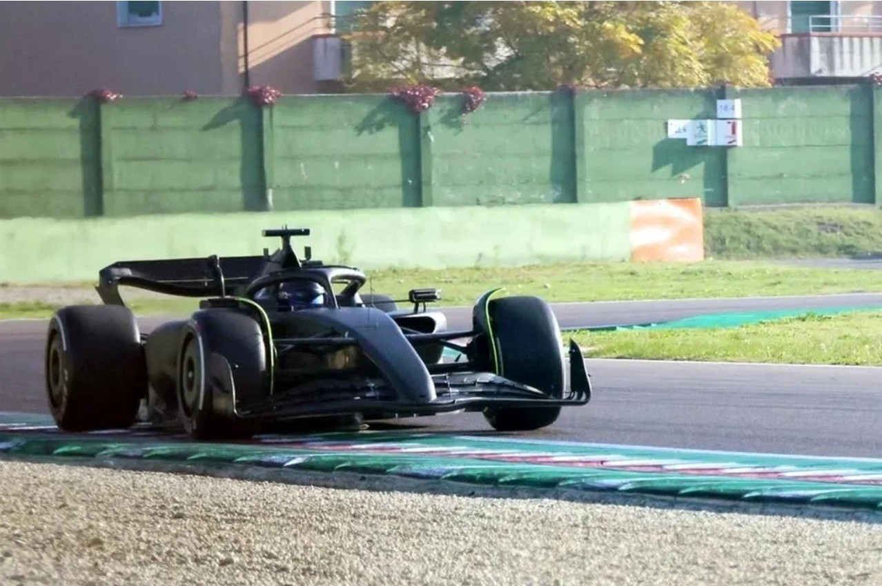 Sergio Pérez conduce el monoplaza en el circuito de Imola, en su primera sesión de pruebas para su nueva escudería.