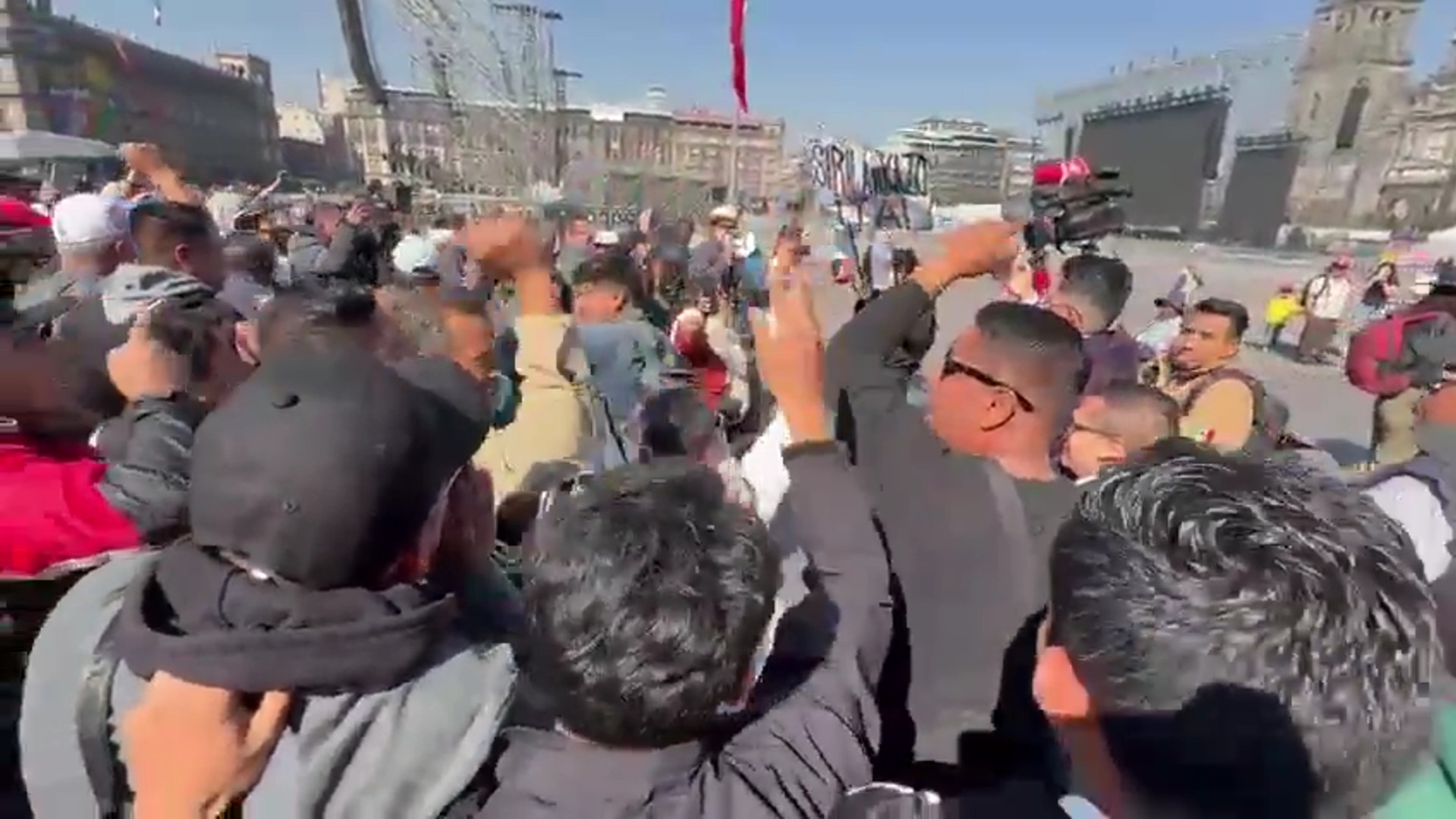 Simpatizantes de Morena se congregaron a las afueras de Palacio Nacional durante la visita de Emmanuel Macron.