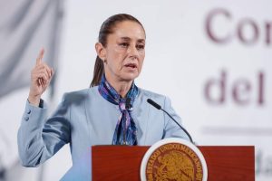 La presidenta Claudia Sheinbaum en su conferencia matutina, abordando el conflicto aéreo con Estados Unidos.