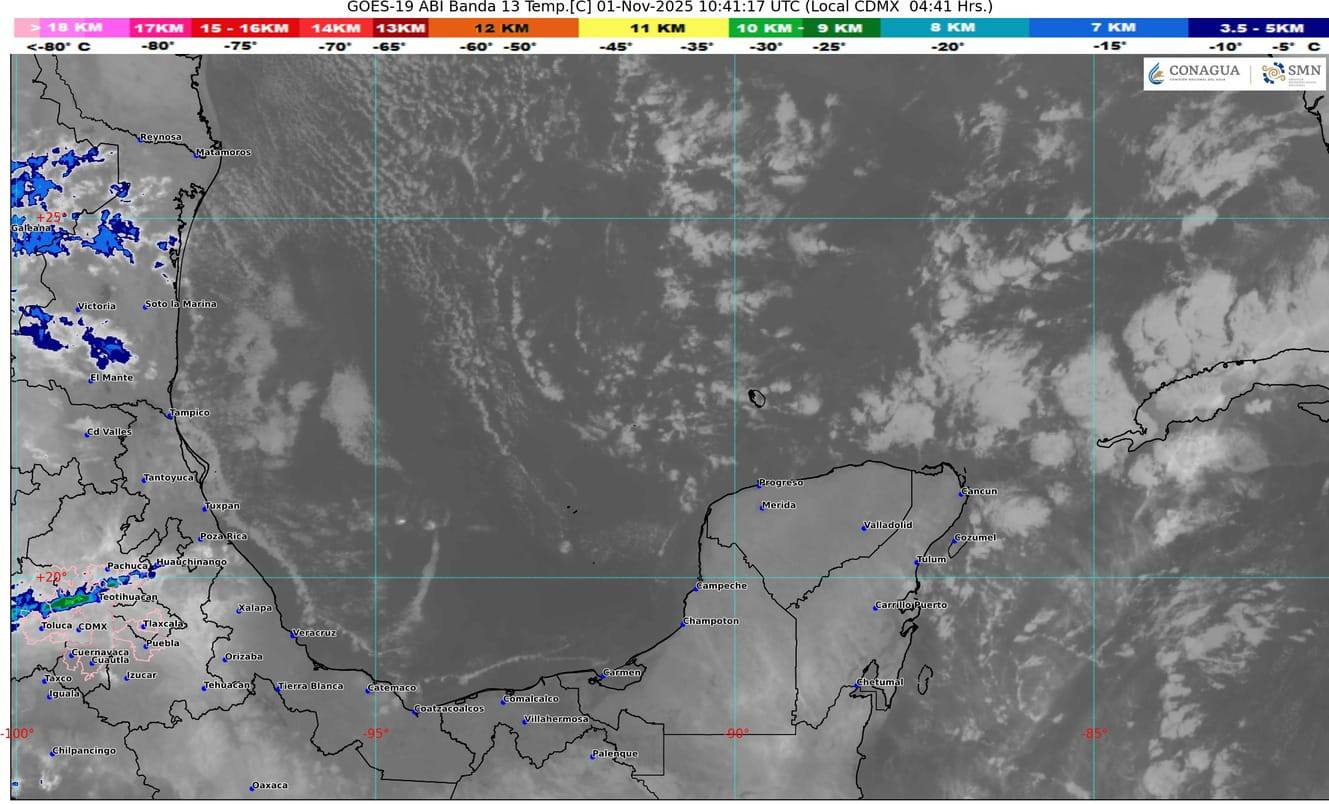 Cielo parcialmente nublado sobre las playas de Cancún, con ambiente caluroso.