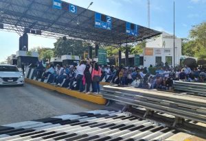 Maestros de la CNTE toman las casetas de peaje en Chiapas, permitiendo el paso libre de vehículos. Docentes bloquean los accesos a la Torre Chiapas, afectando oficinas federales, estatales y municipales.
