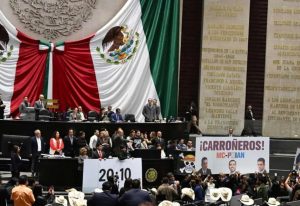 La pancarta desplegada por Morena en San Lázaro cubrió los mensajes de protesta de la oposición.