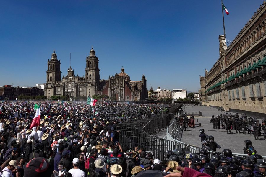 La caída de las barreras desató enfrentamientos en el Zócalo.