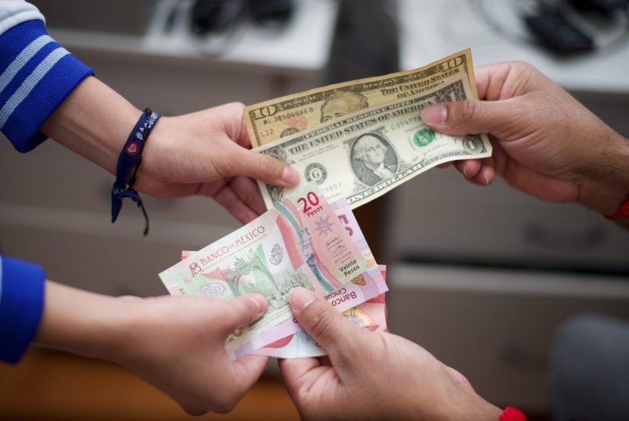 El Banco de México reportó la sexta caída consecutiva en el flujo de remesas.