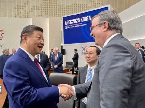 El secretario de Economía, Marcelo Ebrard, durante la reunión de APEC en Gyeongju, Corea del Sur.