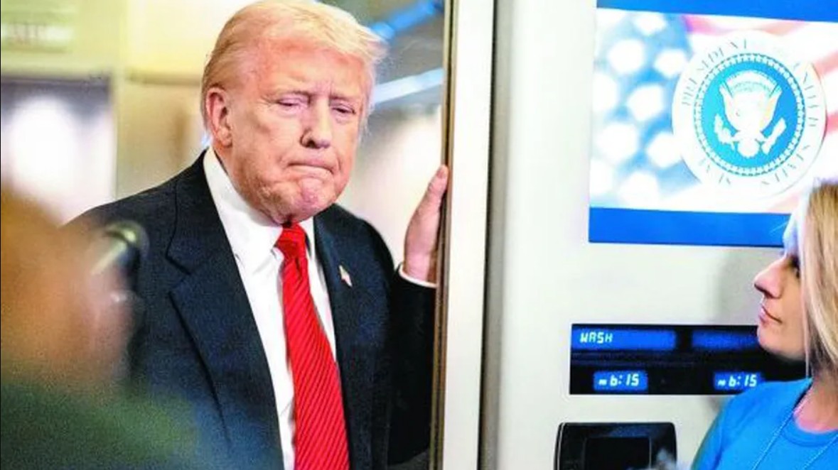 Simpatizantes de Donald Trump esperando la apertura de urnas en un centro de votación en Virginia.