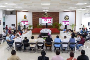 El regidor Uri Carmona encabezó la reunión para abordar el desorden del cableado en la ciudad.