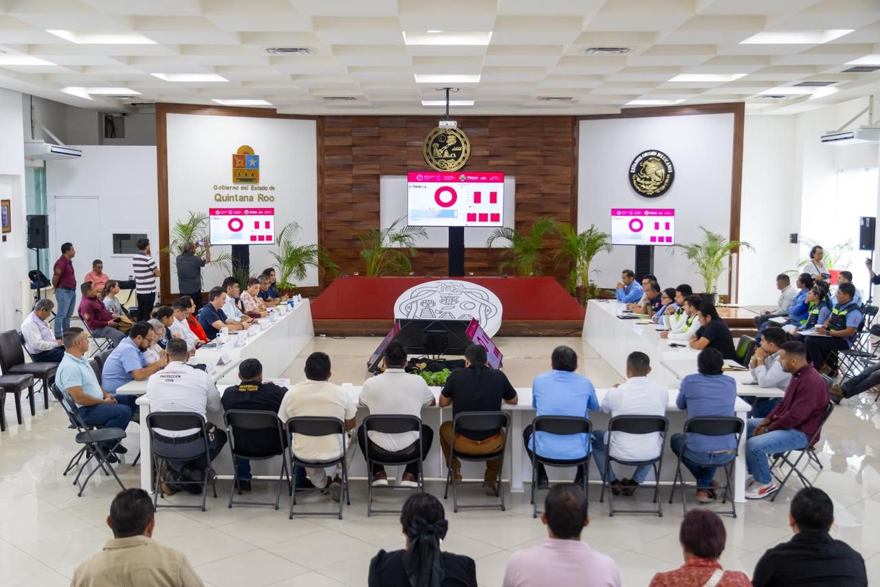 El regidor Uri Carmona encabezó la reunión para abordar el desorden del cableado en la ciudad.