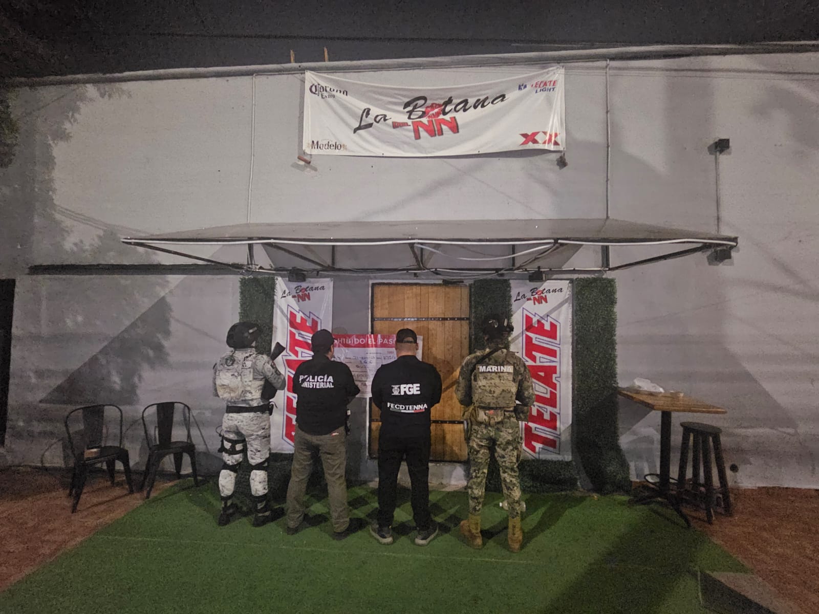 Elementos de la Fiscalía y corporaciones federales afuera del bar asegurado en Playa del Carmen.