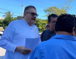 Agentes de la Policía Ministerial detuvieron a Isidro Santamaría en las afueras de los tribunales federales.