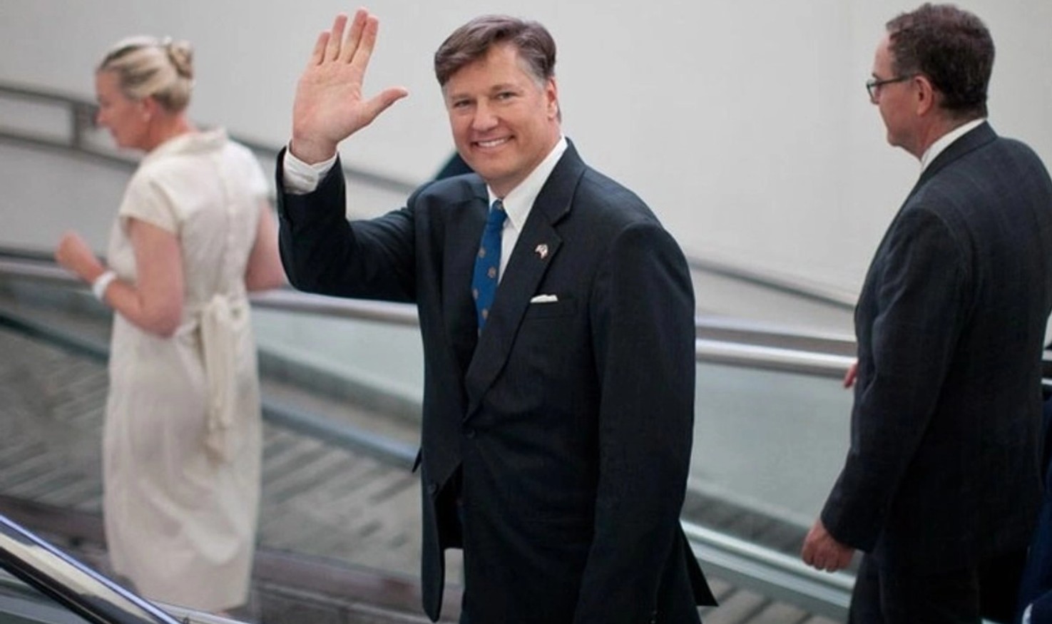 El subsecretario de Estado de EE. UU., Christopher Landau, emitiendo su declaración sobre el crimen en Michoacán.