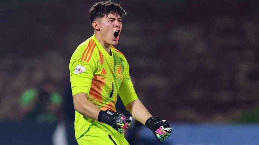 El portero Santiago López celebrando la atajada en la tanda de penales