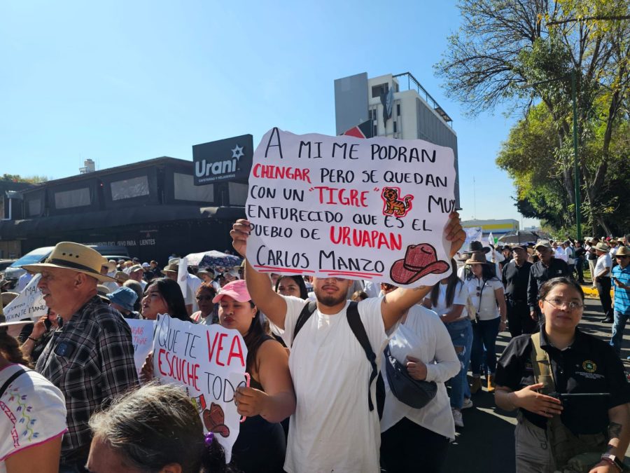 Más de 10 mil personas participaron en la Marcha por la Paz en Uruapan, Michoacán.