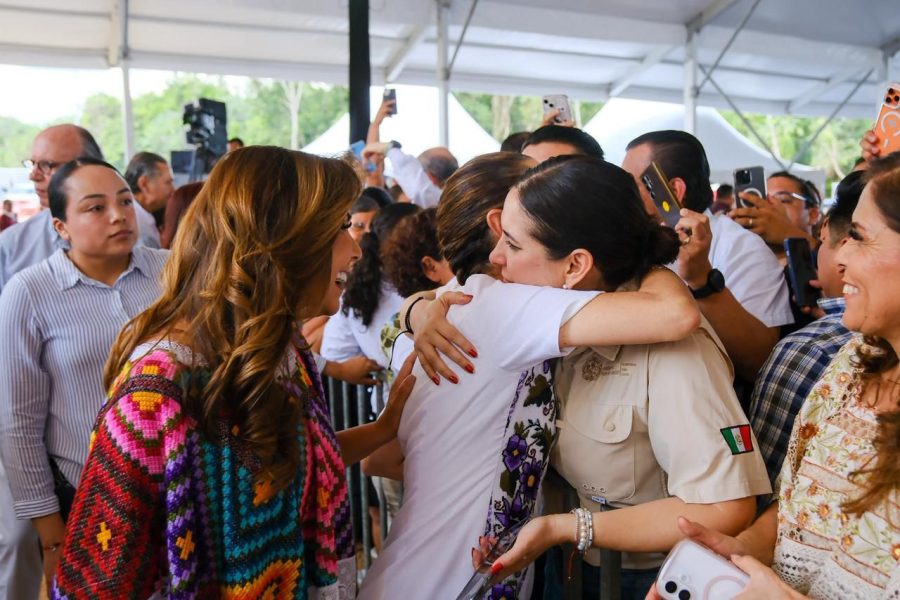 Fotografía de la Presidenta Claudia Sheinbaum entregando personalmente las llaves de una vivienda a una familia en Playa del Carmen.