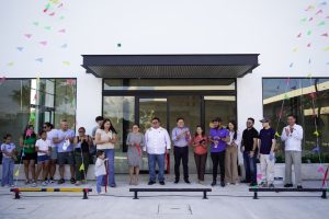 El presidente municipal José Luis Chacón Méndez y su esposa, Diana Sosa Blanco, realizando el corte de listón.