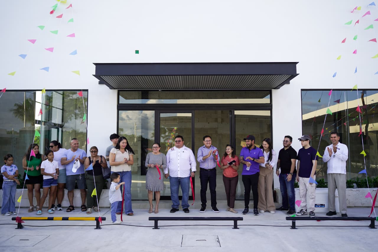 El presidente municipal José Luis Chacón Méndez y su esposa, Diana Sosa Blanco, realizando el corte de listón.