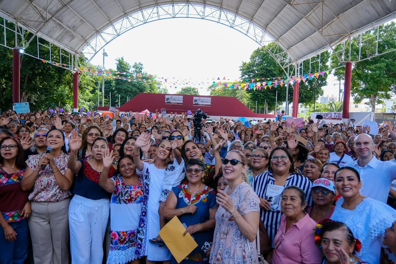Fotografía de la Presidenta Claudia Sheinbaum Pardo dirigiéndose a las mujeres beneficiarias en el domo de la colonia Zetina Gasca.