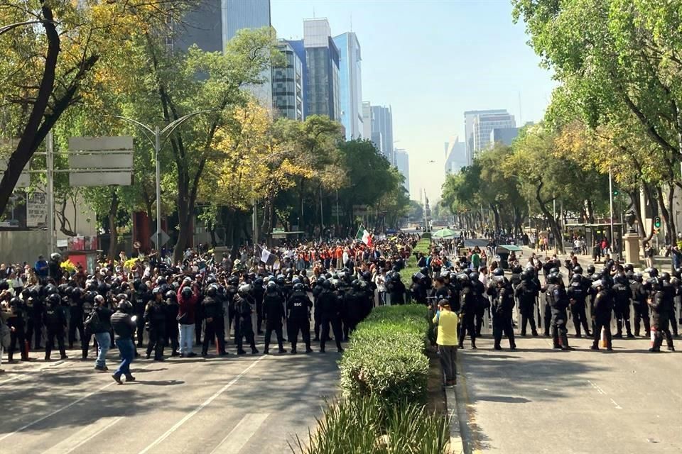 Cientos de policías con equipo antimotín bloquean el paso de los manifestantes de la Generación Z en Paseo de la Reforma.