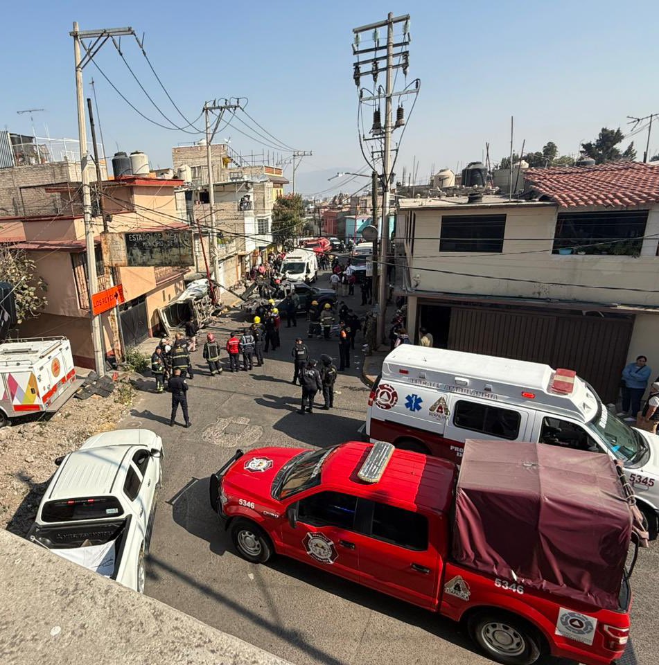 La volcadura del transporte público ocurrió en una vialidad que conecta el Estado de México con la Ciudad de México.