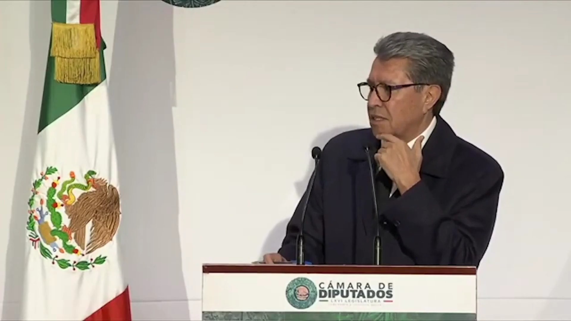 Ricardo Monreal defiende a la presidenta Claudia Sheinbaum ante la prensa.