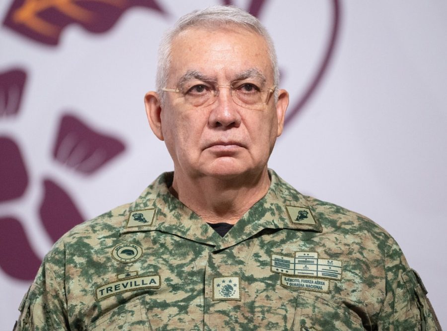 El general Ricardo Trevilla Trejo, secretario de la Sedena, dando la conferencia sobre la seguridad del alcalde.