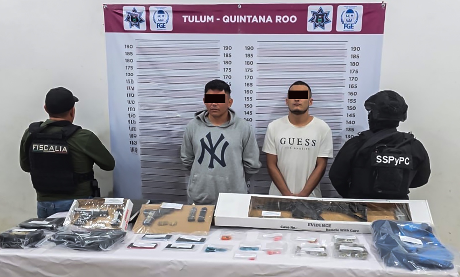 Imagen de las armas aseguradas a Pedro Antonio “N” y Juan Carlos “N” durante su detención.