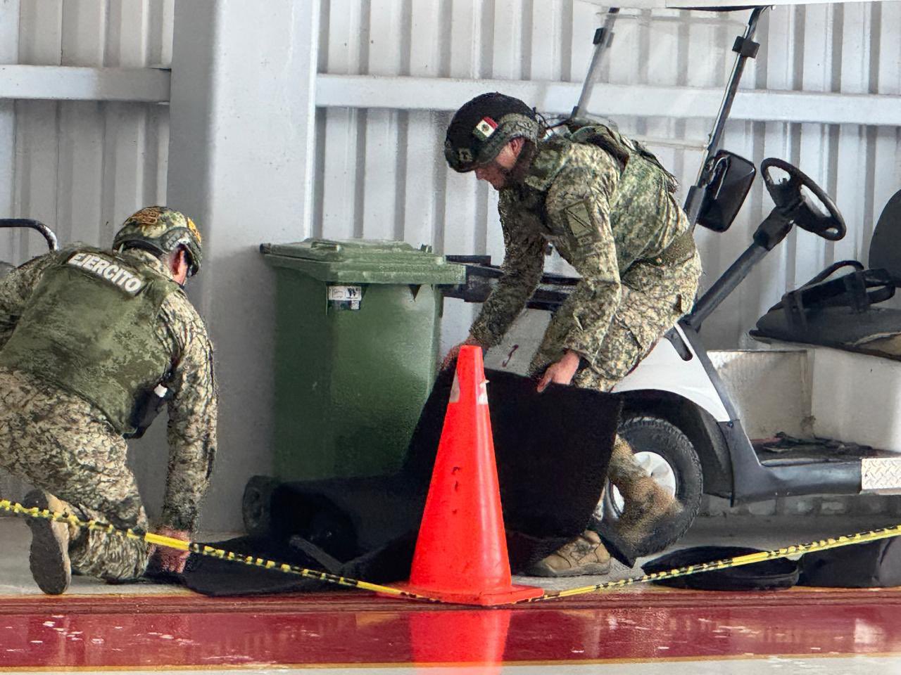 Elementos de la Guardia Nacional acordonan el área ante la amenaza de bomba simulada.