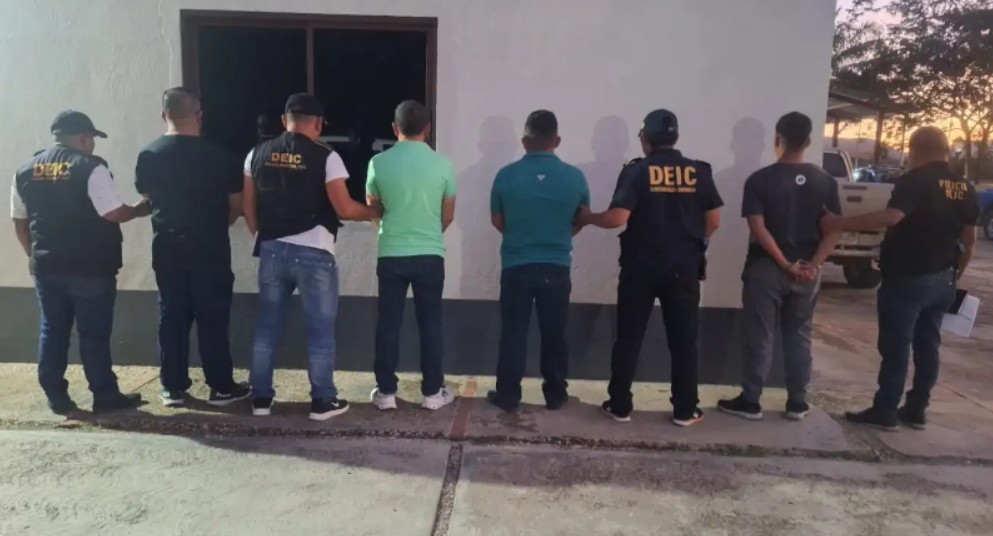 La Fiscalía presentó pruebas que ligaron a proceso a cuatro militares por el robo de armamento.