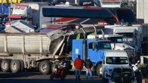 Fila kilómétrica de vehículos en la caseta de Tepotzotlán, sobre la autopista México-Querétaro.