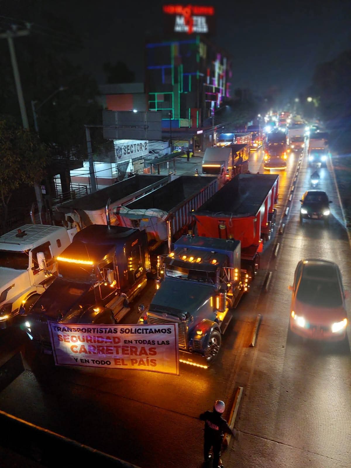 Camiones de carga detienen el tránsito en una de las autopistas de acceso a la Ciudad de México.