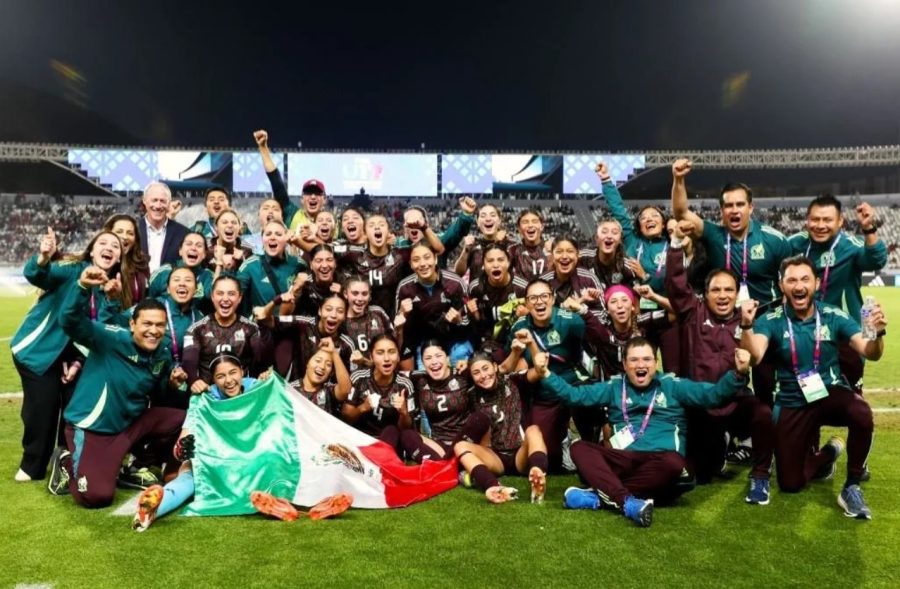 La Selección Mexicana Femenil celebra la victoria que les dio el tercer lugar en el Mundial Sub 17.