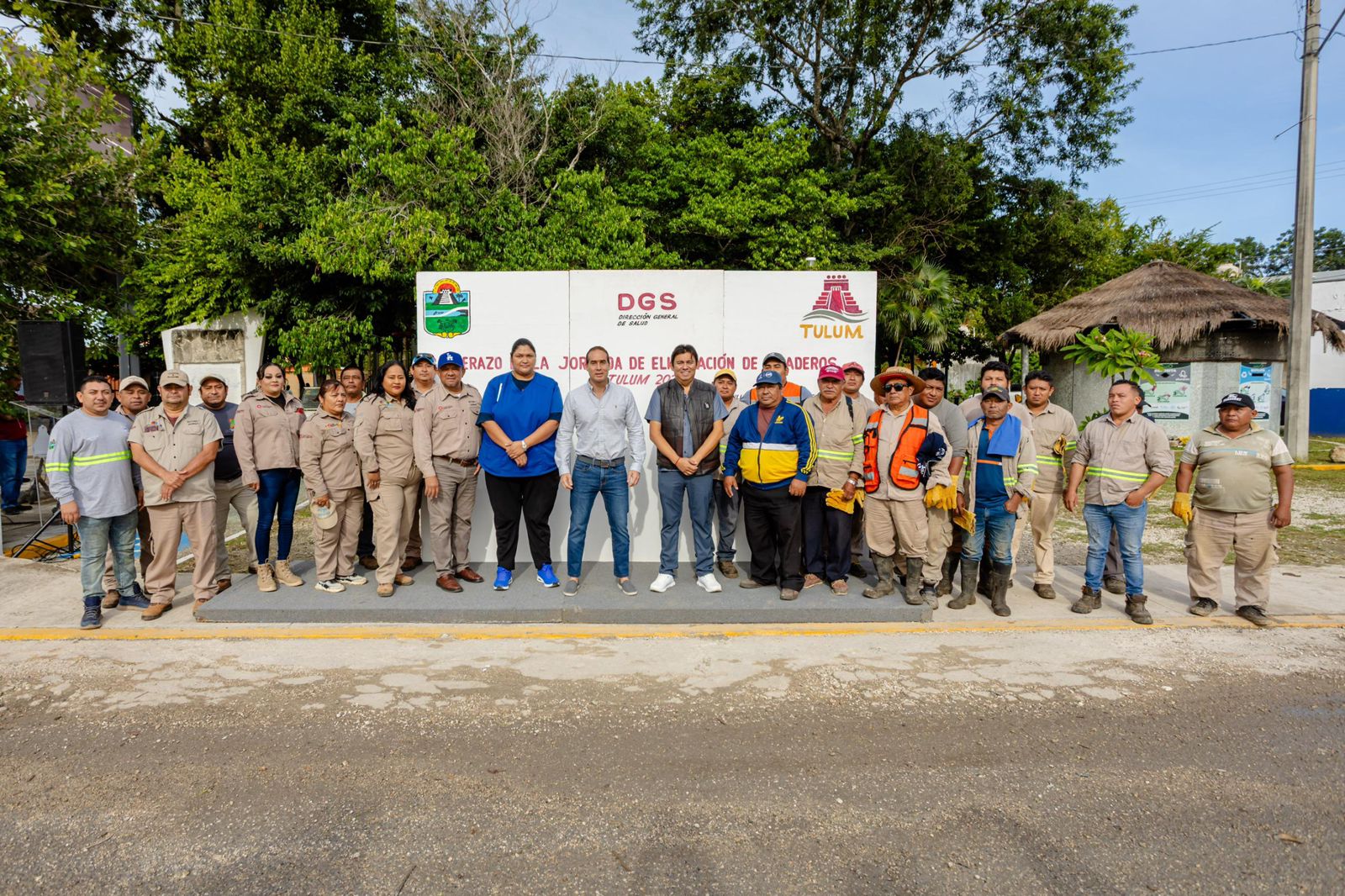 El presidente municipal Diego Castañón Trejo da el banderazo de salida al equipo de vectores en Tulum.