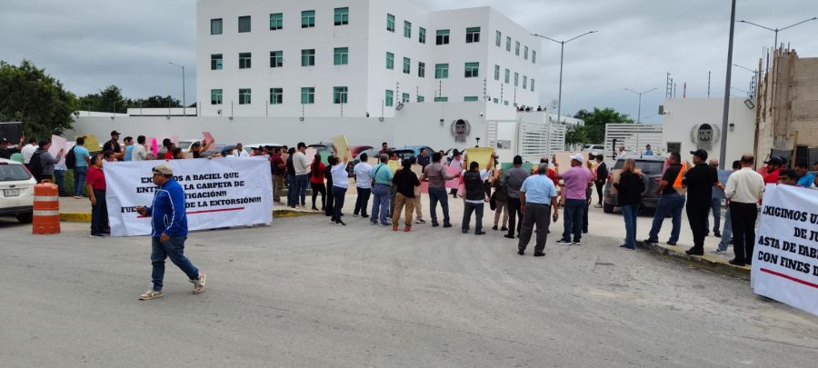 Agremiados de la CTM se manifiestan de forma pacífica afuera de la Fiscalía General del Estado en Cancún.