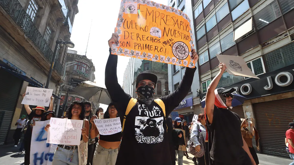 Trabajadores de diversos colectivos marchan del Zócalo al Senado en CDMX para exigir la aprobación de la reforma de 40 horas laborales; se reportan pintas.