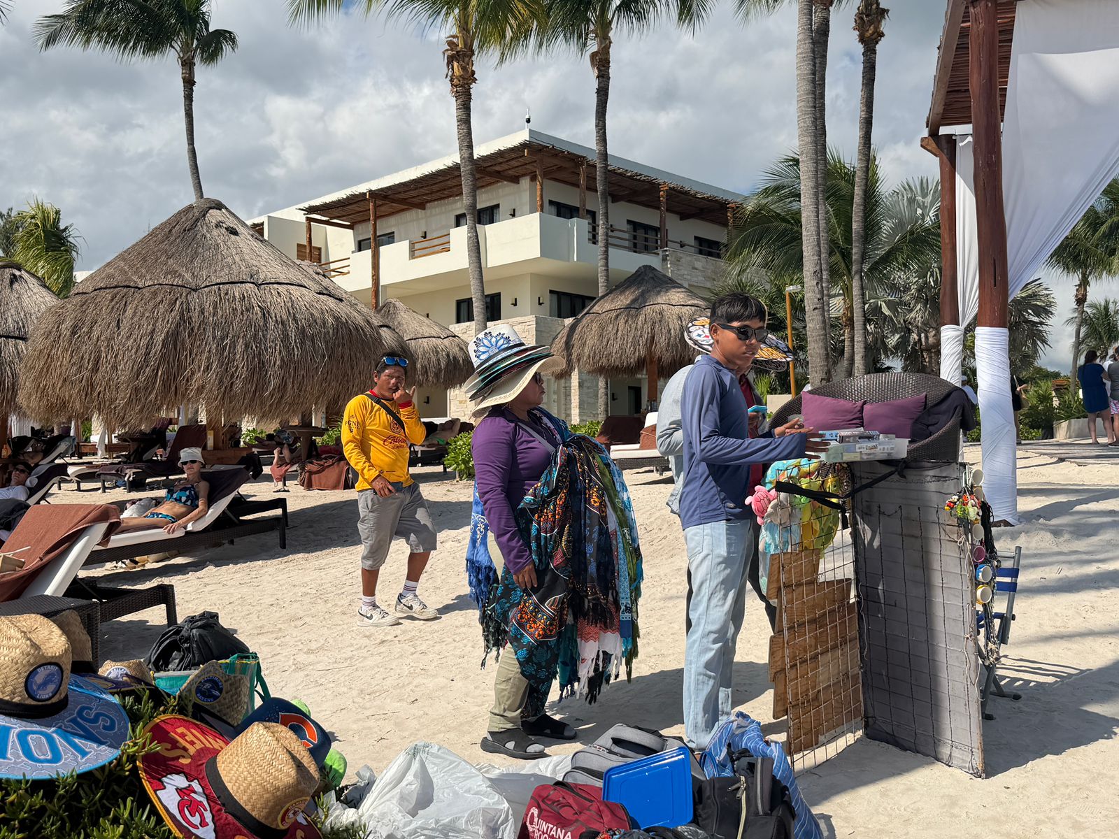 “Hay quienes dicen que ‘el sol sale para todos’, para justificar este tipo de ambulantaje, pero quienes dicen eso olvidan que, en primer lugar, esta es una actividad prohibida. Nadie tiene permisos para vender productos en la playa”, indicó el también presidente del Consejo Hotelero del Caribe Mexicano.