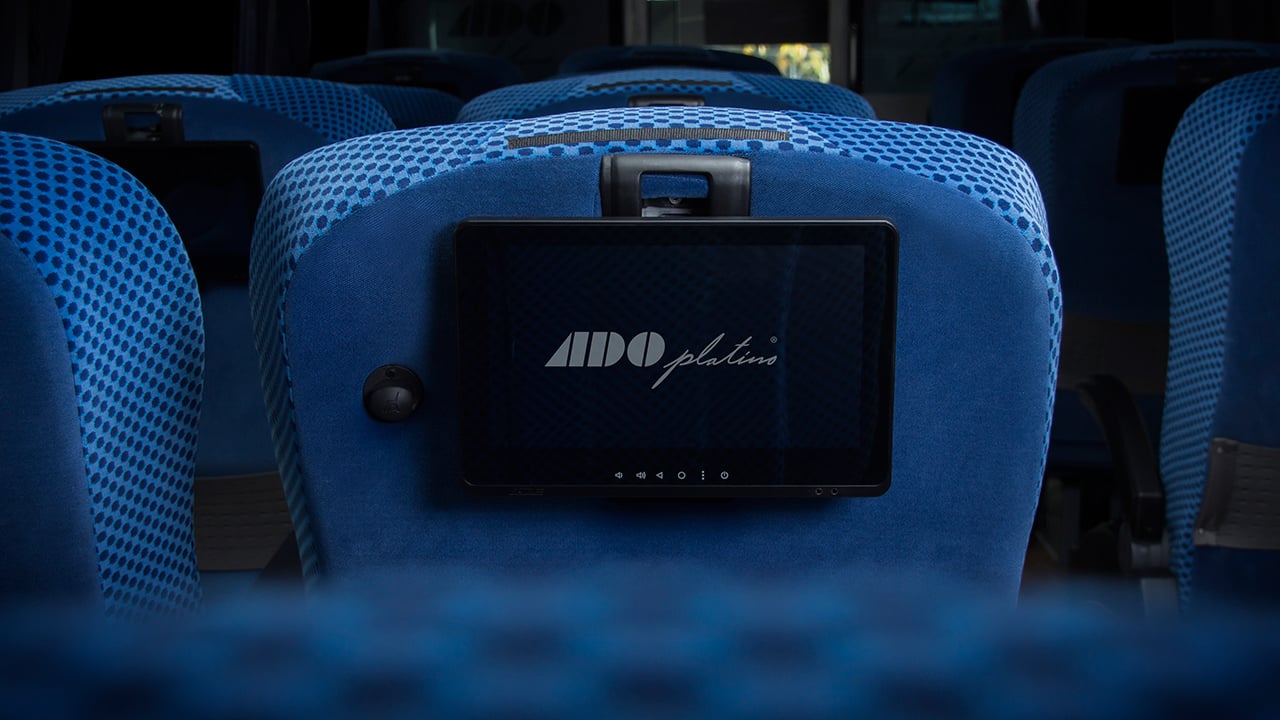 Directivos de Mobility ADO presentan la nueva flota de autobuses en una ceremonia oficial realizada en Mérida.