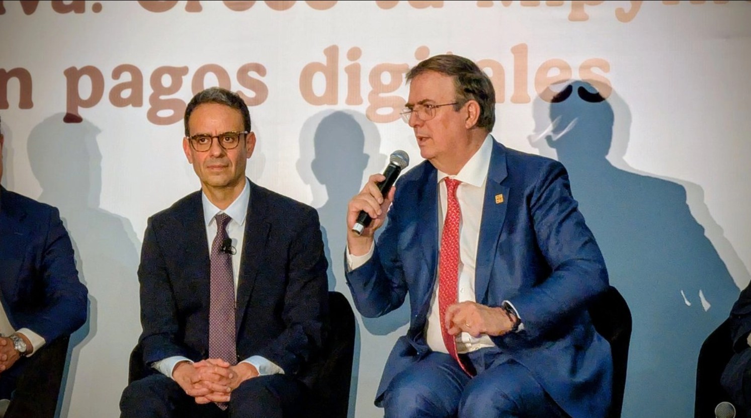 Marcelo Ebrard explica durante la conferencia matutina el desbalance comercial entre México y los países de Asia.