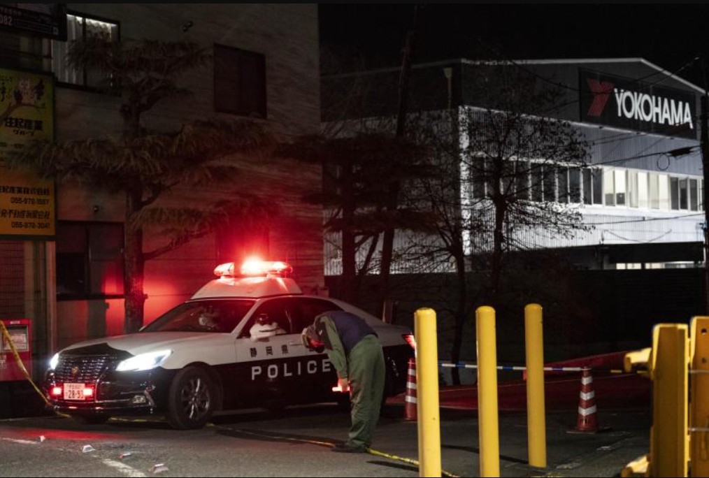 La planta de Yokohama Rubber Co. en Mishima fue acordonada por la policía japonesa para realizar las investigaciones periciales.