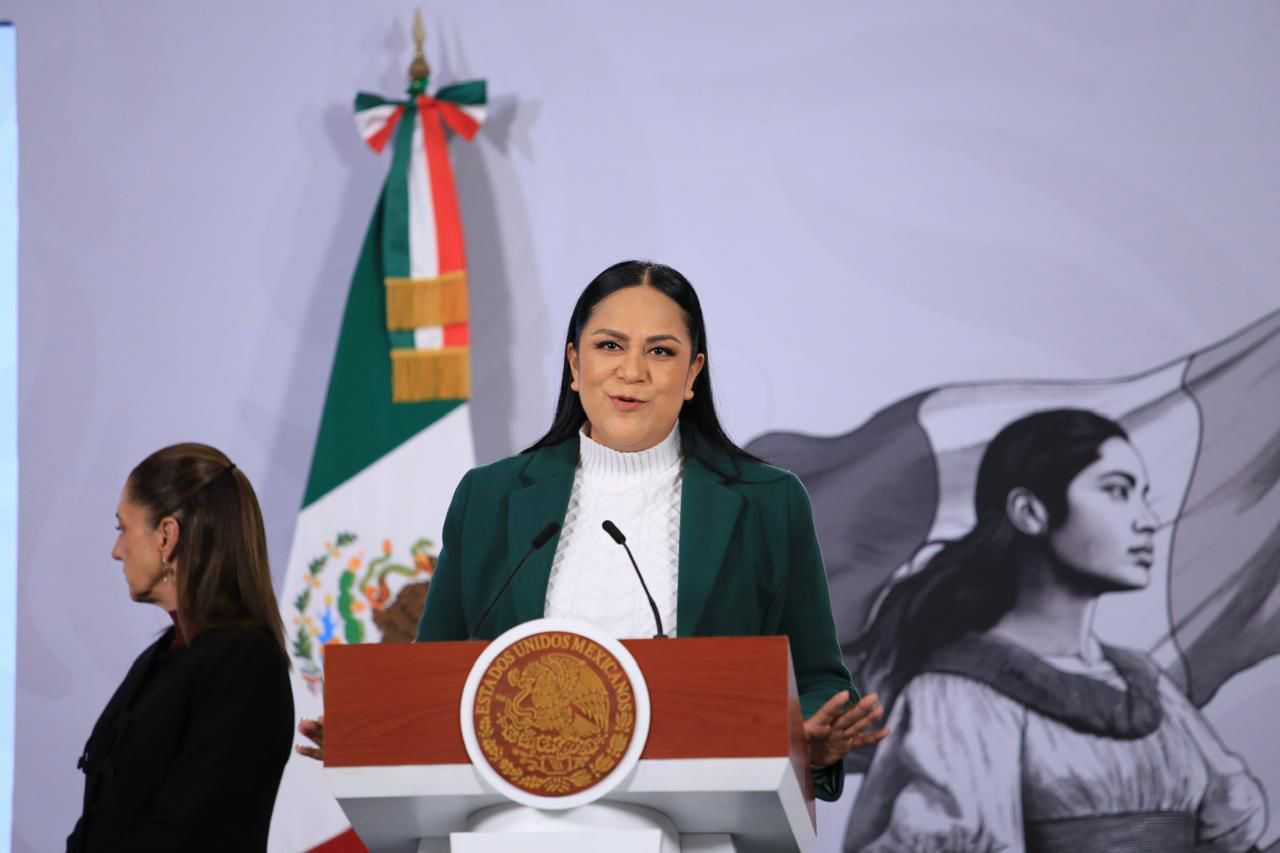 La secretaria Ariadna Montiel explicando los pilares de la política de derechos en la conferencia matutina.