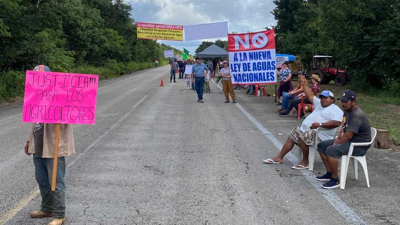 Productores rurales se manifiestan en el entronque Cafetal–Mahahual.