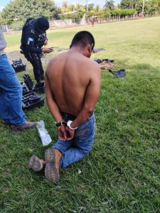 El detenido intentaba cruzar a México con un fusil AK-47.