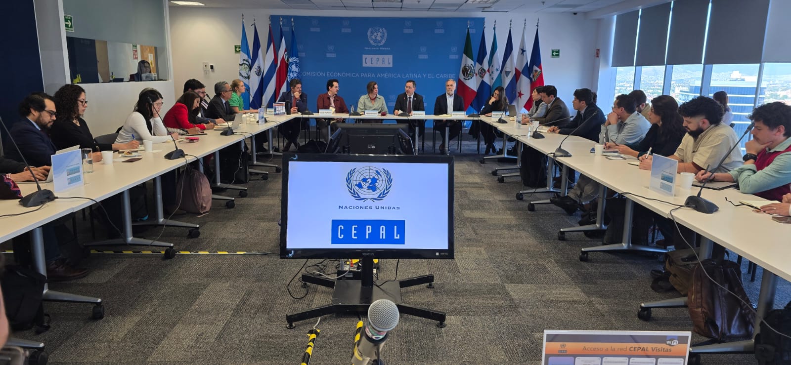 El organismo internacional advierte sobre el bajo dinamismo de la inversión y el consumo privado en la economía mexicana.