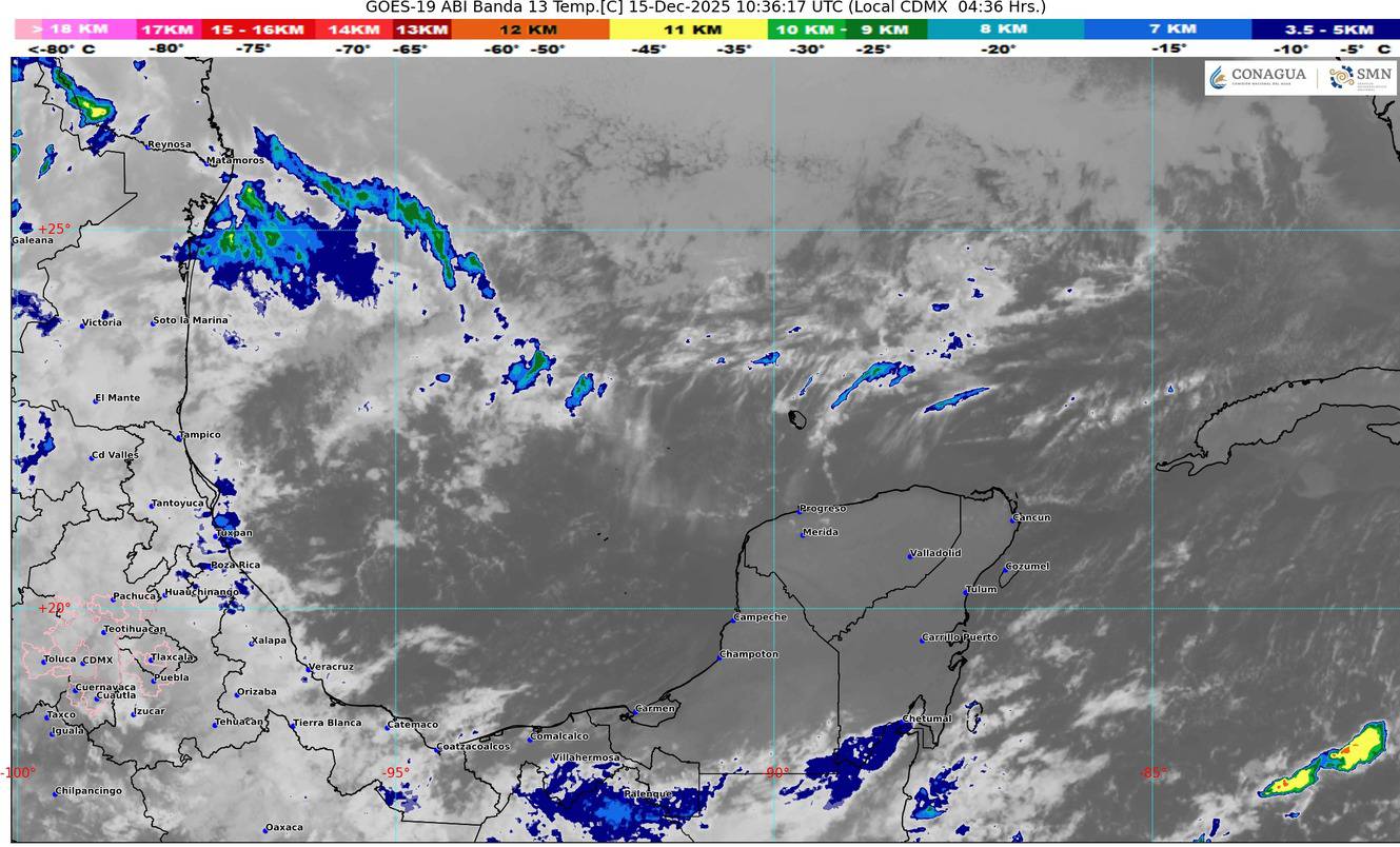 Automovilistas circulan con precaución bajo la lluvia intensa causada por el frente frío número 21.