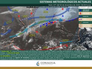 Una neblina matutina cubre una zona rural de Quintana Roo, reduciendo la visibilidad en carreteras.