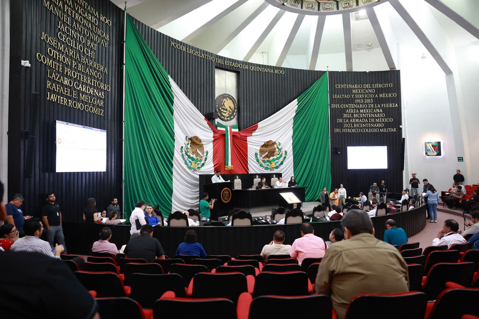 Los diputados locales analizan los detalles del presupuesto estatal durante la sesión extraordinaria en el Congreso.