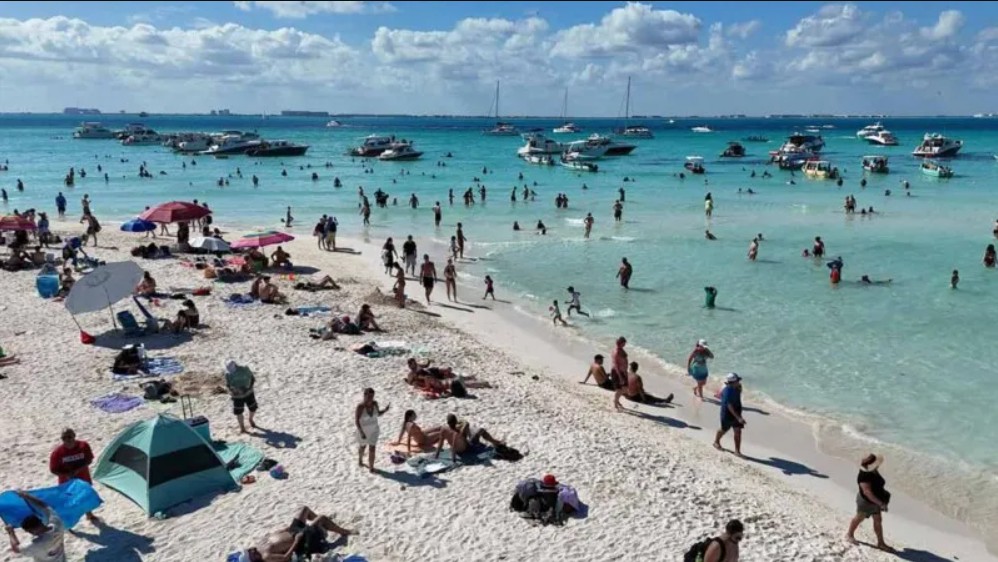 El Caribe Mexicano recibió una afluencia masiva de turistas internacionales que eligieron sus playas para celebrar la Navidad.